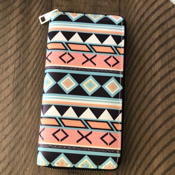 NWT Vegan Southwest Look 👀 Zip Wallet. Zip and card compartments. Secure! - Picture 17 of 17